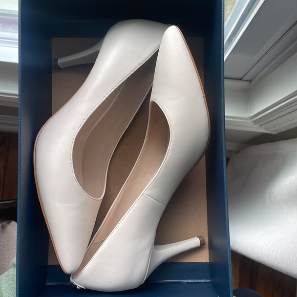 Like New - Cole Haan Gemma Logo Pump in Ivory Leather - Picture 11 of 13